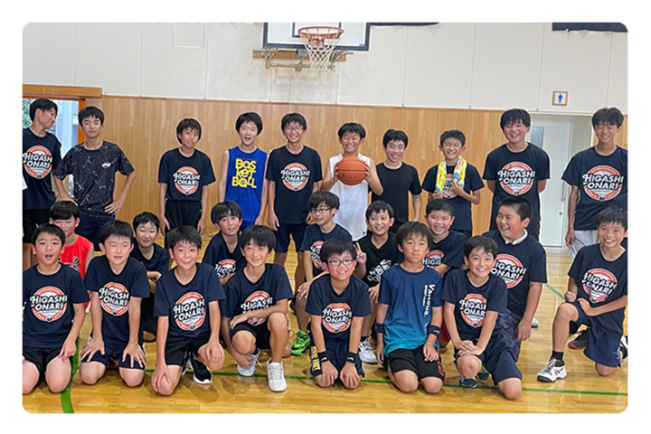 おそろいのTシャツで記念撮影する高学年のメンバーたち