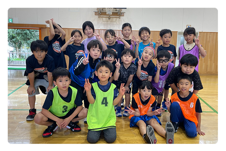 ビブスを着てポーズをとる低学年のメンバーたち